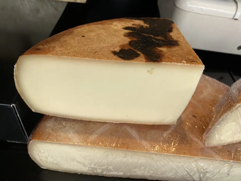 Fromagerie Voiron : raclette, plateaux de fromages et charcuterie.