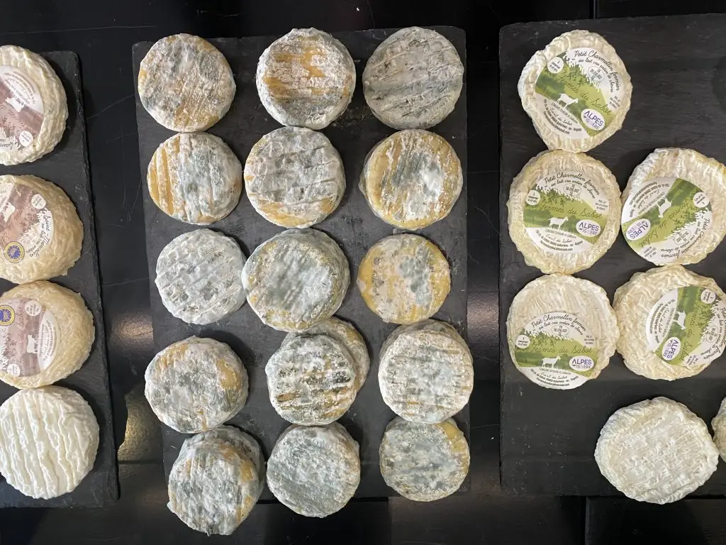 Fromagerie Voiron : raclette, plateaux de fromages et charcuterie.